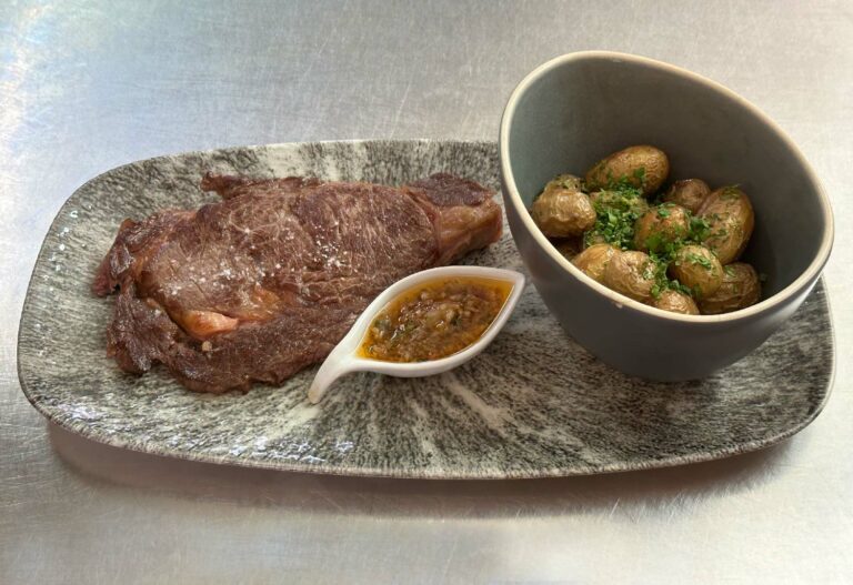 Entrecôte Herdshire, sauce Chimichurri et pommes de terre grenaille rissolées