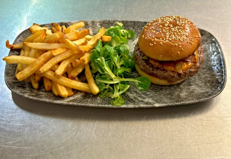 Burger au fromage à raclette, lard grillé, tomates confites & pommes frites maison